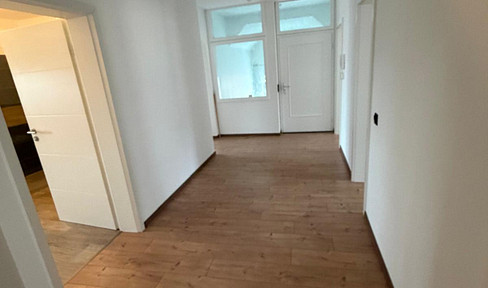 Viel Platz zum Wohlfühlen- sanierte 5-Zimmer-Wohnung mit Balkon