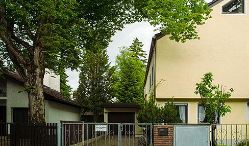 Semi-detached house with 5 rooms in Munich-Trudering