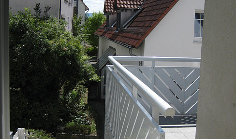 Bright 3.5-room attic apartment with balcony & fitted kitchen – newly renovated, close to the city center, available immediately.