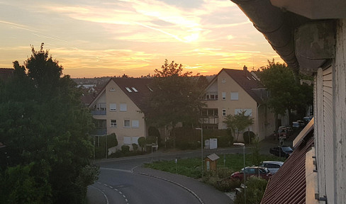 Bright 3.5-room attic apartment with balcony & fitted kitchen – newly renovated, close to the city center, available immediately.