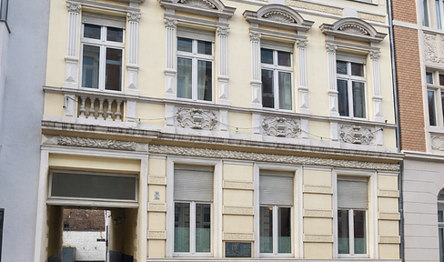 Charming 2-room apartment in an old building on the first floor with exclusive inner courtyard - prime location in Neuss