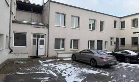 Büro mit Aktemlager in ruhigem Innenhof