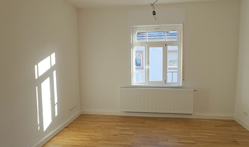 Newly renovated, bright 2-room apartment on the 1st floor. Located near Kirdorfer Feld. Heating is provided by a heat pump!
