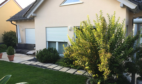 Neuwertiges Einfamilienhaus mit gepflegtem Garten