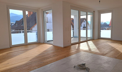 City and nature combined: Spacious 4-room apartment in Wittnau.