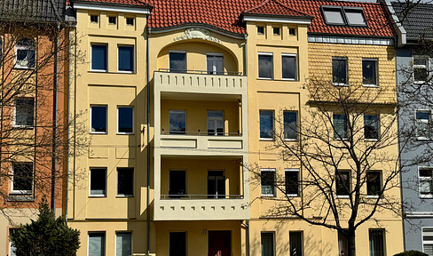 Bahnhofnähe: Schöne komplett sanierte  2 Zi Whg. mit Balkon