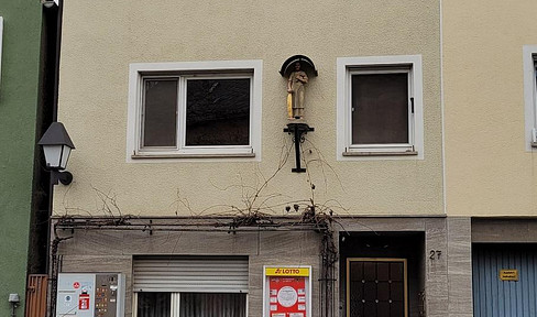 Rarity: Charming home in the historic town center with flair and versatile use