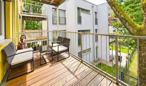 High-quality furnished 3-room apartment in Augsburg city center with large balcony and water view