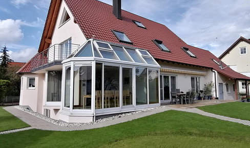 Well-maintained single-family house with two living units and a large garden, located in a quiet area.