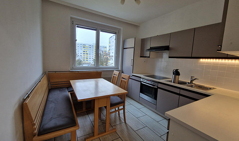 Quiet 2-room apartment with loggia & elevator | ideal for singles & couples