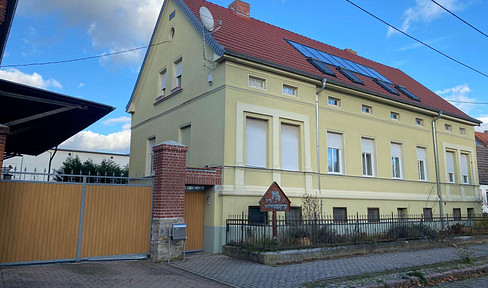 Herrschaftliches Wohnhaus mit landwirtschaftlichen Gebäuden