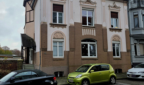 Light-flooded 3.5 room apartment in an old building with fitted kitchen and private garden area