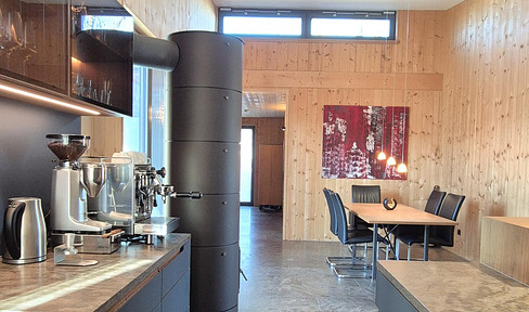 Schlüssel rein, ankommen. Vollholz-Neubau, komplett ausgestattet – provisionsfrei.