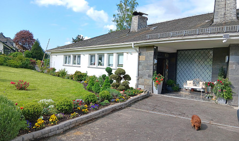 Sophisticated living with swimming pool and beautiful park-like garden in villa location