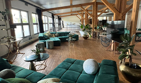 Representative loft & office space for versatile use (office, practice, studio) + storage space