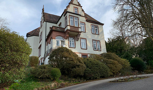 Listed villa with garden in a prime location