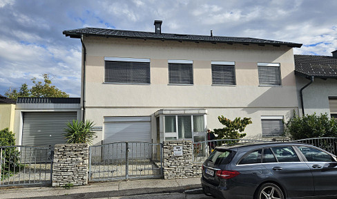Vielseitiges Wohnhaus mit großen Garagen und schönem Garten in Wiener Neustadt