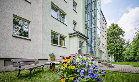 Fantastic FIRST MOVING IN with LIFT - bright, modern, fully ref. 2-room-apartment. EBK, balcony & loggia