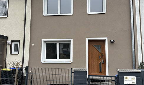 Newly renovated terraced house in N-Gebersdorf near subway station incl. garage + parking space and cellar