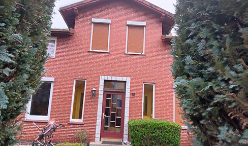 Spacious 9-room house with garage in Techau