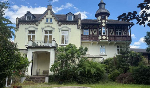 Villa with outbuilding and large garden