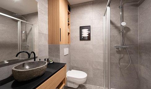 Stylish city feel-good oasis with mountain views - designer bathroom & underground parking, commission-free