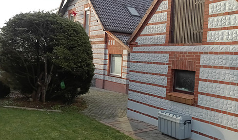 gemütliches Haus mit Nebengebäude und großem Grundstück