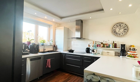 Detached house with solar system, heat pump and wallbox