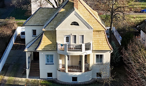 Freistehende Villa mit Terrasse, Balkon und großem Grundstück in zentraler Lage
