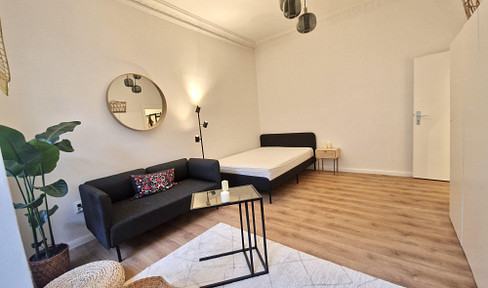 Available immediately. Freshly renovated and fully furnished apartment in the heart of Winsviertel