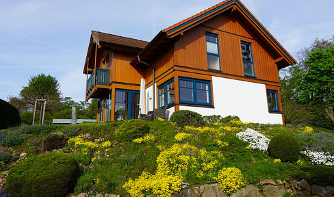 Dream home on the edge of the city, surrounded by greenery.