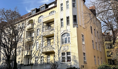 Condominium with 4 rooms, beautiful stucco building in Berlin-Friedenau