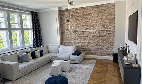 Provisionsfrei: Hochwertig sanierte Altbauwohnung mit offenem Wohnbereich, Balkon und zwei Bädern.