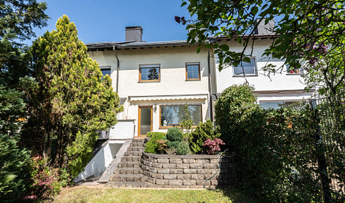 Geräumiges Reihenmittelhaus mit 2 Garagen, Stellplatz und Garten