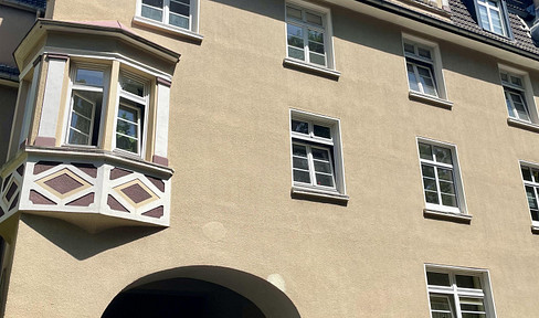 Modernisierte 2,5 Zimmer Wohnung mit Balkon & Einbauküche