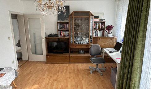 Bright 3-room apartment with a balcony, located right next to the subway station.