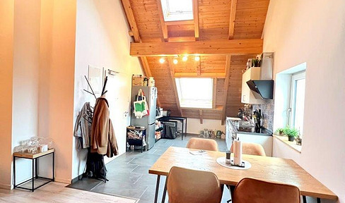 Helle, neuwertige Wohlfühl-2,5Z-DG-Wohnung auf über 100qm Grundfläche inkl. Küche und Gartennutzung