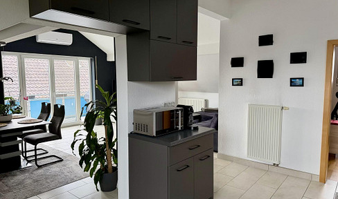 Charmante Dachgeschosswohnung mit hohen Decken und lichtdurchfluteten Räumen