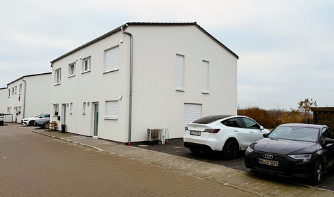 Neubau/Erstbezug: Familienhaus mit viel Holz, Bodentiefen Fenstern und Feldblick
