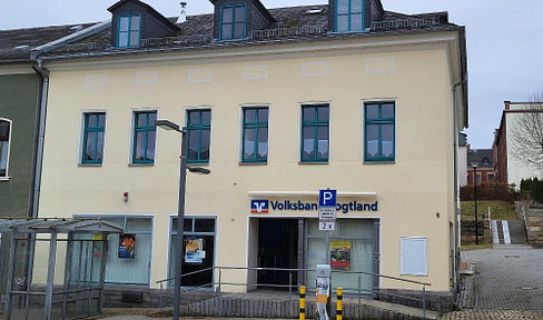 Investment property (residential and commercial building), renovated and rented with 3 units in the center of Treuen