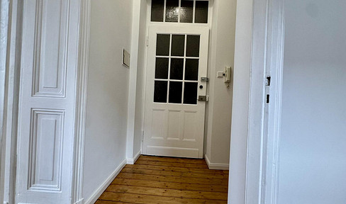 Beautiful, completely renovated, flat share suitable 4 room old building flat with fitted kitchen. Fitted kitchen centrally located in Friedrichstadt!