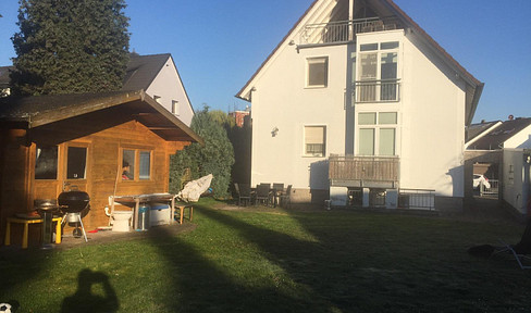 Top maisonette apartment with balcony, fitted kitchen, and air conditioning for rent.