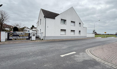 1-2-family house with approx. 300 m² living space on a spacious 1,050 m² plot-ideal for living and working