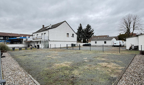 1-2-family house with approx. 300 m² living space on a spacious 1,050 m² plot-ideal for living and working