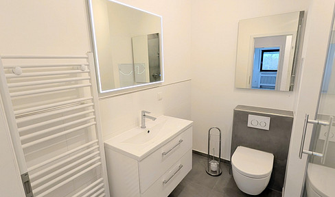 Erstbezug nach Renovierung - Exklusive lichtdurchflutete 3-Zi-Wohnung mit Blick ins Grüne