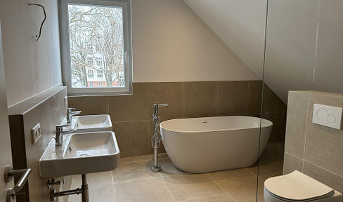 First occupancy! Exclusive living on the top floor: 3-room, 5m ceiling height, KfW 40 EE, air conditioning, EBK & south-facing balcony