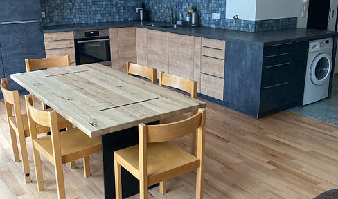 Provisionsfrei: Moderne Dachgeschosswohnung mit großer Terrasse in verkehrsarmer Seitengasse