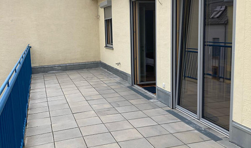 Commission-free: Modern top-floor apartment with large terrace in a quiet side street