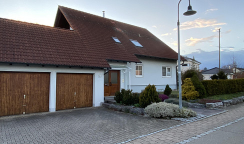 Schöne 5,5 Wohnung mit EBK mit Garage und Garten