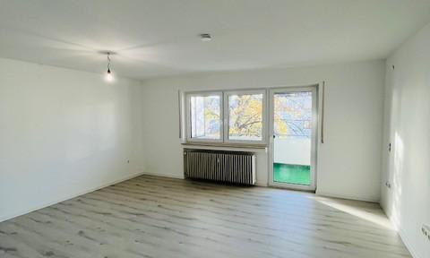 Modern 3.5-room apartment (108 m²) – Completely renovated to a high standard, featuring a spacious living area.